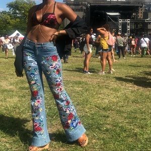 Flower power Alice+Olivia low rise flare jeans🌸
